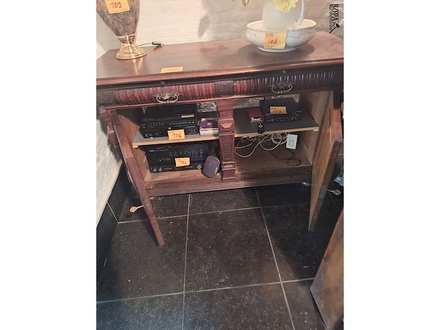 Lot 170 - antieke houten dressoir kast - afbeelding 2 van  3