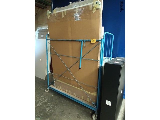 Lot 170 - blauwe transportkar met inhoud - afbeelding 1 van  5
