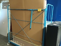 Lot 170 - blauwe transportkar met inhoud - afbeelding 1 van  5