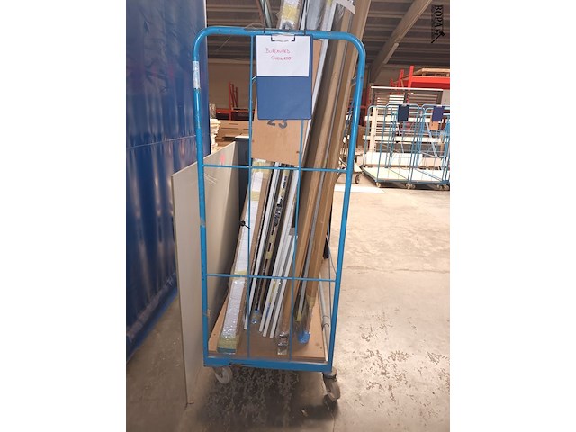 Lot 170 - blauwe transportkar met inhoud - afbeelding 2 van  5