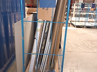 Lot 170 - blauwe transportkar met inhoud - afbeelding 2 van  5
