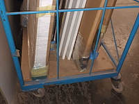Lot 170 - blauwe transportkar met inhoud - afbeelding 3 van  5