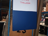 Lot 170 - blauwe transportkar met inhoud - afbeelding 4 van  5