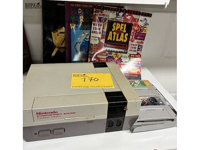 Lot 170 - lot nintendo console/spellen/boeken - afbeelding 1 van  3