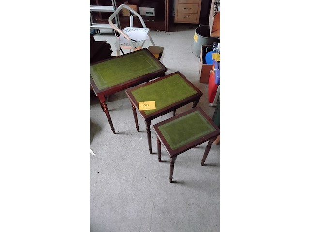 Lot 170 - set vintage 'chippendale' nesting tables - afbeelding 1 van  1