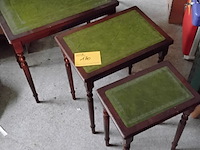 Lot 170 - set vintage 'chippendale' nesting tables - afbeelding 1 van  1