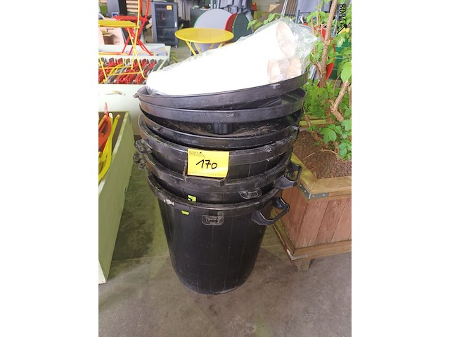 Lot 170 - vuilnisbakken en bekers - afbeelding 1 van  3