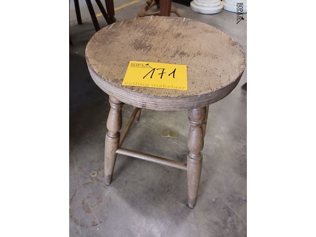Lot 171 - houten kruk - afbeelding 1 van  3