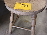 Lot 171 - houten kruk - afbeelding 1 van  3