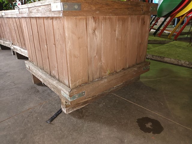 Lot 171 - houten plantenbakken met planten. 5 stuks - afbeelding 4 van  4