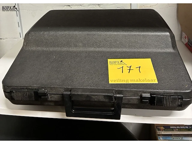 Lot 171 - retro hermes 505 typemachine in opbergkoffer - afbeelding 1 van  2