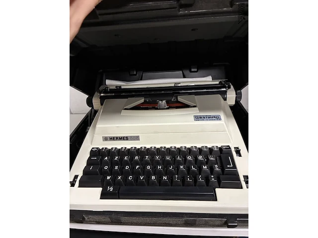 Lot 171 - retro hermes 505 typemachine in opbergkoffer - afbeelding 2 van  2