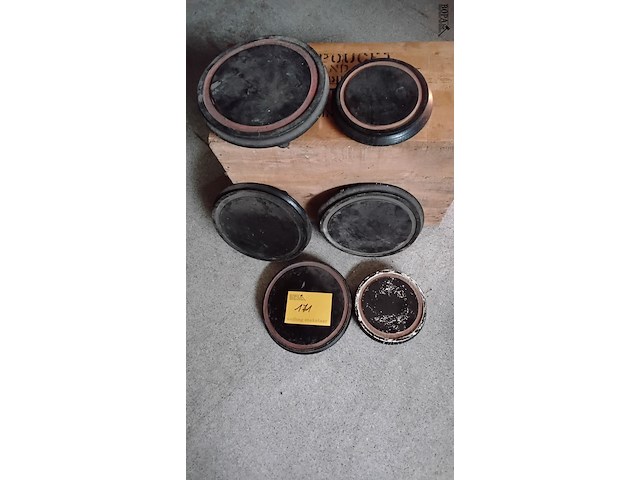 Lot 171 - set houten onderborden voor stolp - afbeelding 1 van  2