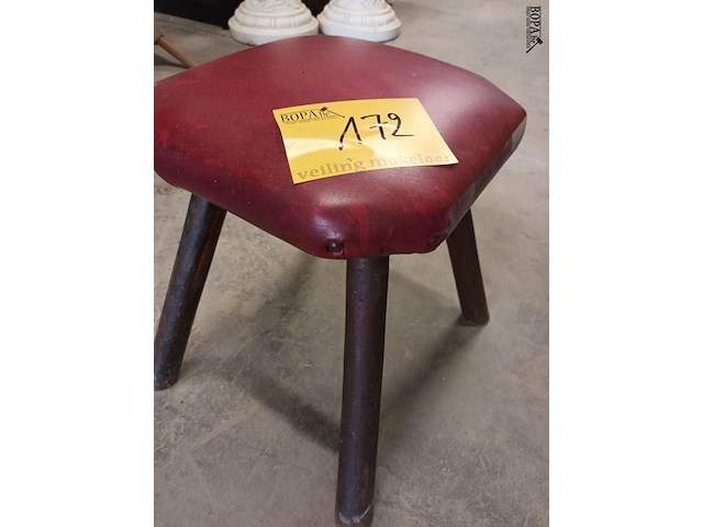 Lot 172 - houten kruk - afbeelding 1 van  2