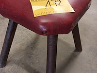 Lot 172 - houten kruk - afbeelding 1 van  2