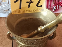 Lot 172 - koperen vijzel en stamper - afbeelding 1 van  3