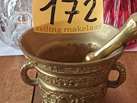 Lot 172 - koperen vijzel en stamper - afbeelding 2 van  3