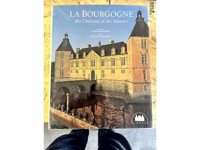Lot 172 - la bourgogne des châteaux et des manoirs - afbeelding 1 van  6