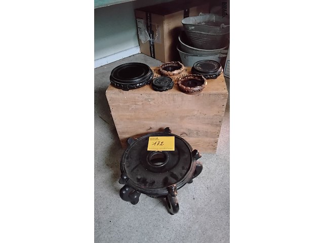 Lot 172 - set van chinesese houten vaasstandaard - afbeelding 1 van  1