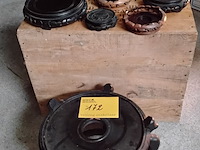 Lot 172 - set van chinesese houten vaasstandaard - afbeelding 1 van  1