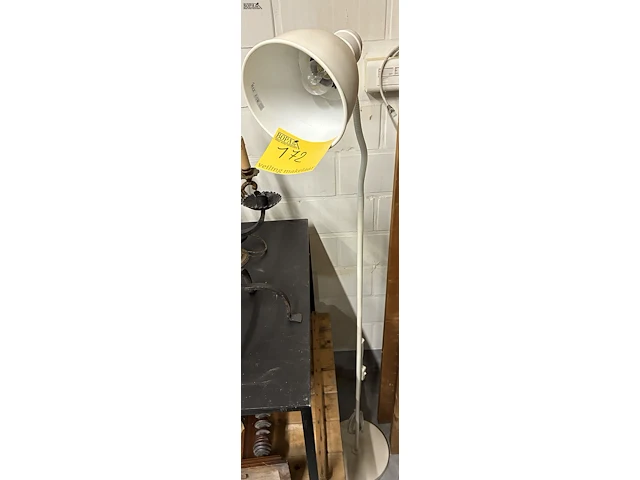 Lot 172 - staanlamp - afbeelding 1 van  1