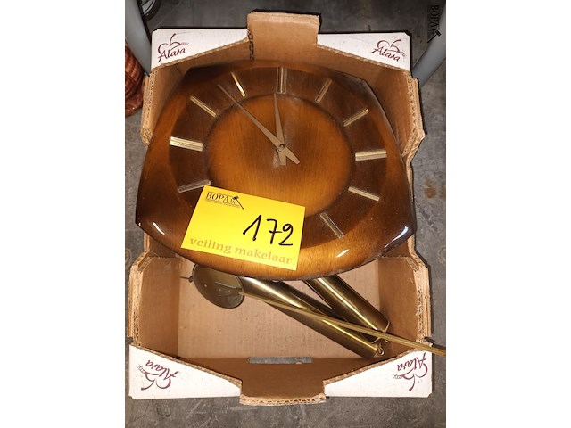 Lot 172 - vintage wandklok - afbeelding 1 van  3