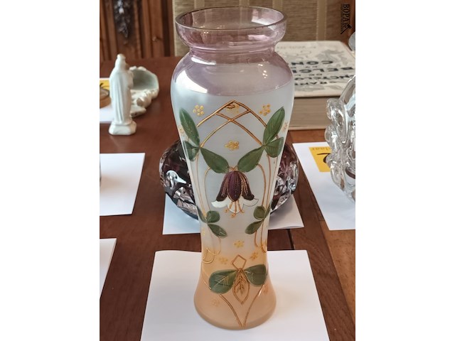 Lot 173 - art nouveau glazen vaas - afbeelding 2 van  3