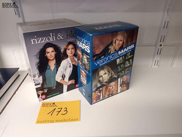 Lot 173 - dvd box politieserie. 2 stuks - afbeelding 1 van  3