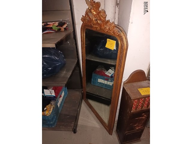 Lot 173 - spiegel in vergulde lijst - afbeelding 1 van  4