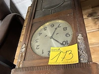 Lot 173 - wandklok 2-gaats