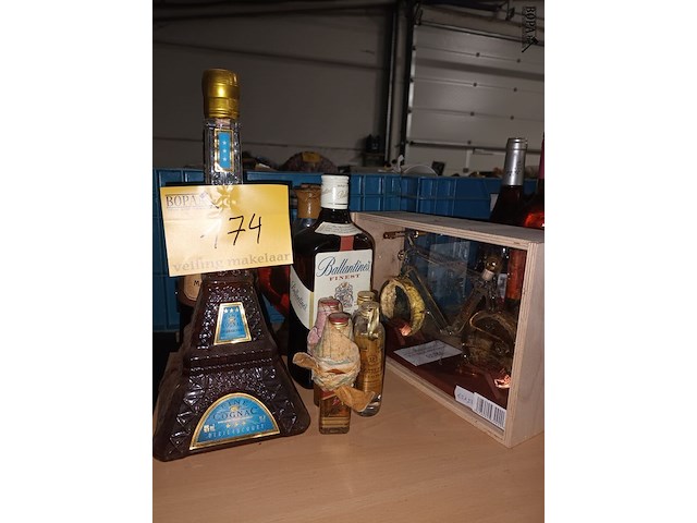 Lot 174 - alcoholische dranken. 9 stuks - afbeelding 1 van  5