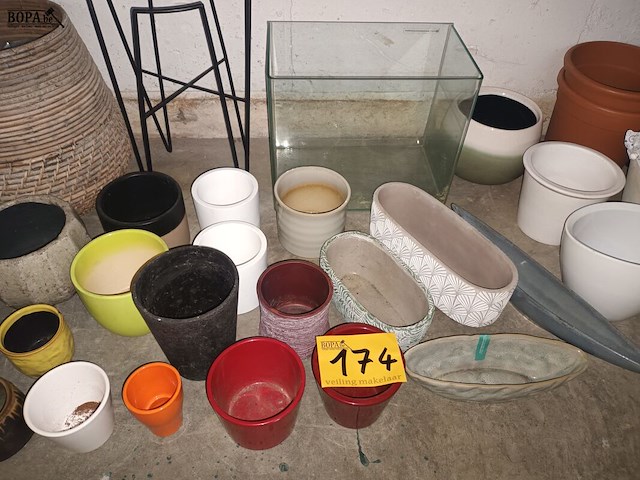 Lot 174 - bloempotten. 34 stuks - afbeelding 1 van  5