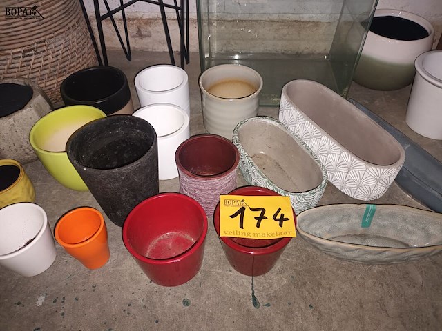 Lot 174 - bloempotten. 34 stuks - afbeelding 4 van  5