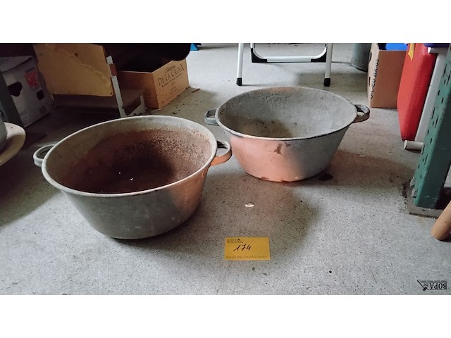 Lot 174 - duo van oude zinken wasteilen met handvaten - afbeelding 1 van  1