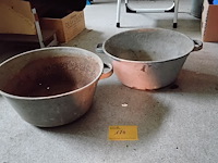 Lot 174 - duo van oude zinken wasteilen met handvaten - afbeelding 1 van  1