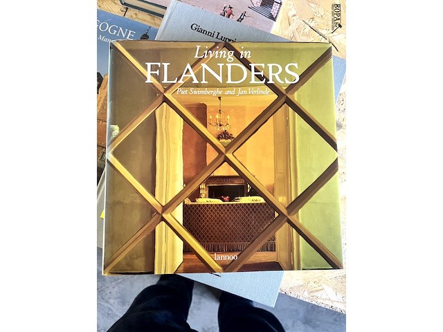 Lot 174 - living in flanders - afbeelding 1 van  6