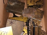 Lot 174 - lot koperen klokmechanismen