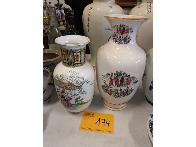 Lot 174 - oosterse vazen. 2 stuks - afbeelding 1 van  6