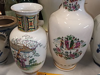Lot 174 - oosterse vazen. 2 stuks