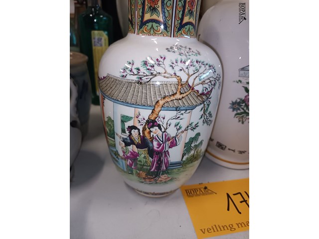 Lot 174 - oosterse vazen. 2 stuks - afbeelding 2 van  6