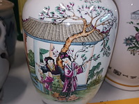 Lot 174 - oosterse vazen. 2 stuks - afbeelding 2 van  6