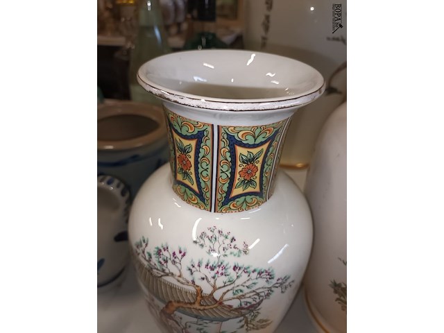 Lot 174 - oosterse vazen. 2 stuks - afbeelding 3 van  6