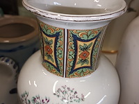 Lot 174 - oosterse vazen. 2 stuks - afbeelding 3 van  6