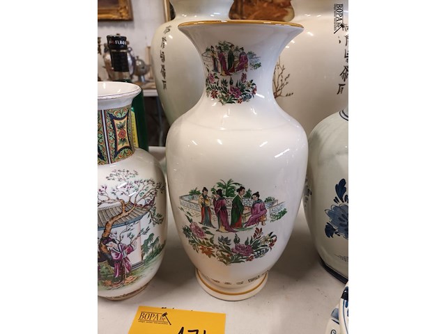 Lot 174 - oosterse vazen. 2 stuks - afbeelding 5 van  6
