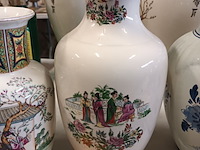 Lot 174 - oosterse vazen. 2 stuks - afbeelding 5 van  6