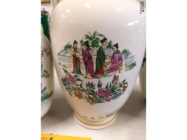 Lot 174 - oosterse vazen. 2 stuks - afbeelding 6 van  6