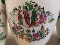 Lot 174 - oosterse vazen. 2 stuks - afbeelding 6 van  6