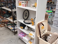 Lot 174 - open houten kast - afbeelding 1 van  2