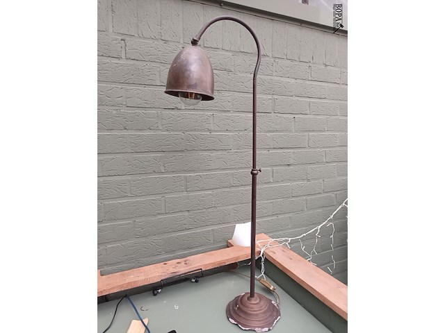 Lot 174 - tafellamp industrial look - afbeelding 2 van  3