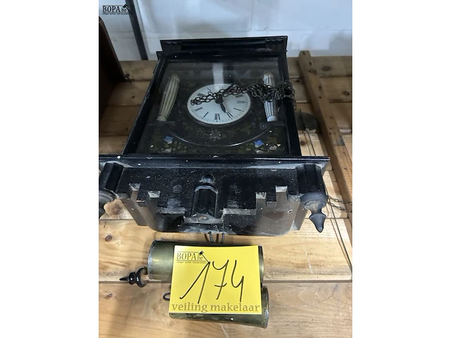Lot 174 - wandklok met koperen gewichten - afbeelding 1 van  3